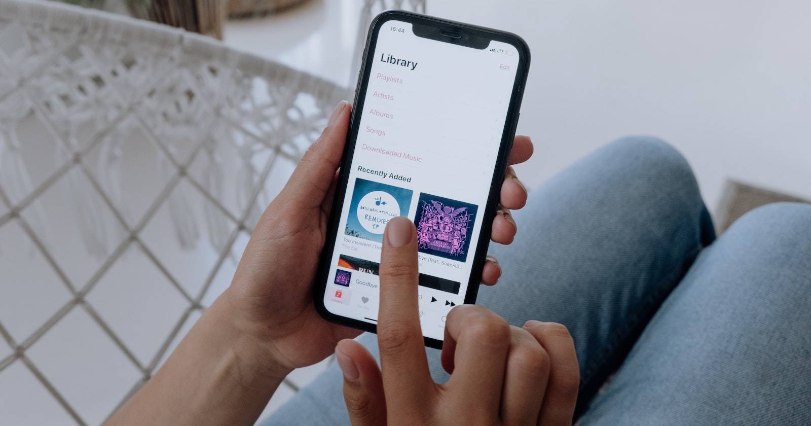 Человек использует Apple Music на iPhone