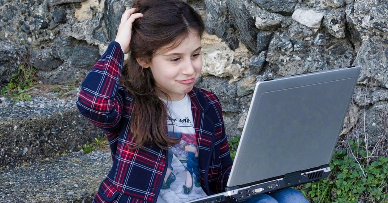 Смущённая девушка, пытающаяся вставить текст в терминал Linux