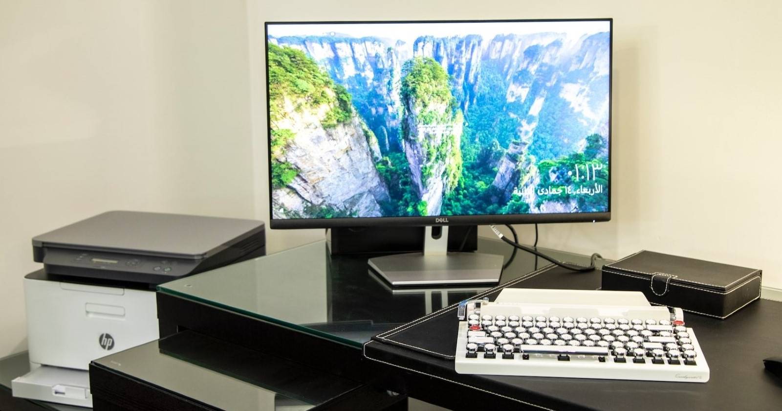 프린터에 연결된 검은 탁자 위의 Windows 컴퓨터