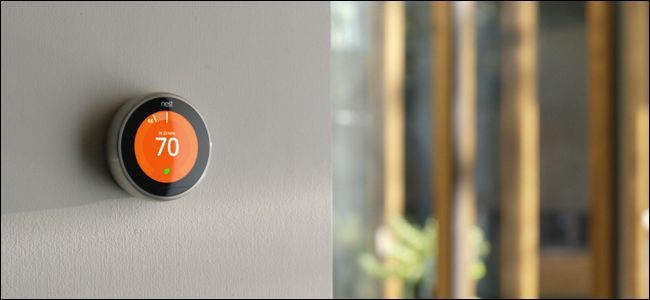 Термостат на стене рядом с пультом