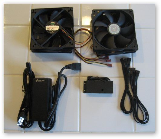 Набор оборудования разложенный на столе