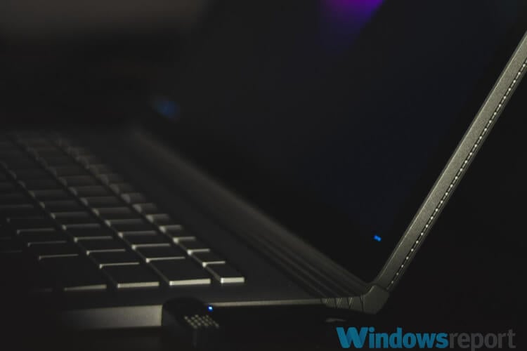 Устройство: телевизор и HDMI-кабель для проверки совместимости HDCP