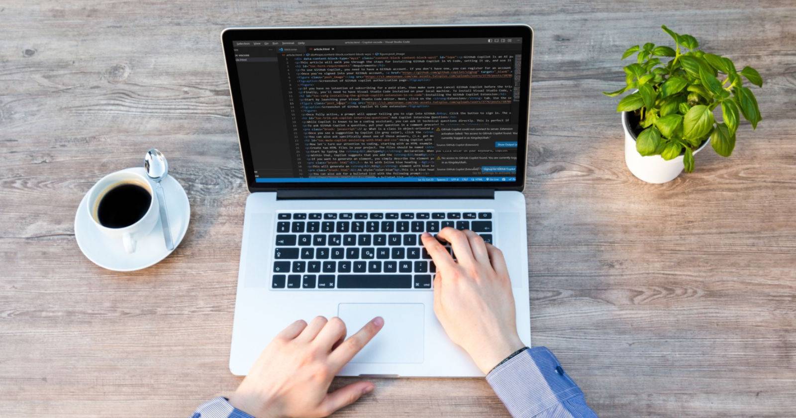 Человек работает за 15-дюймовым MacBook Pro