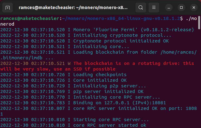 Изображение: терминал Linux с запущенным монерод и индикатором синхронизации блокчейна Monero