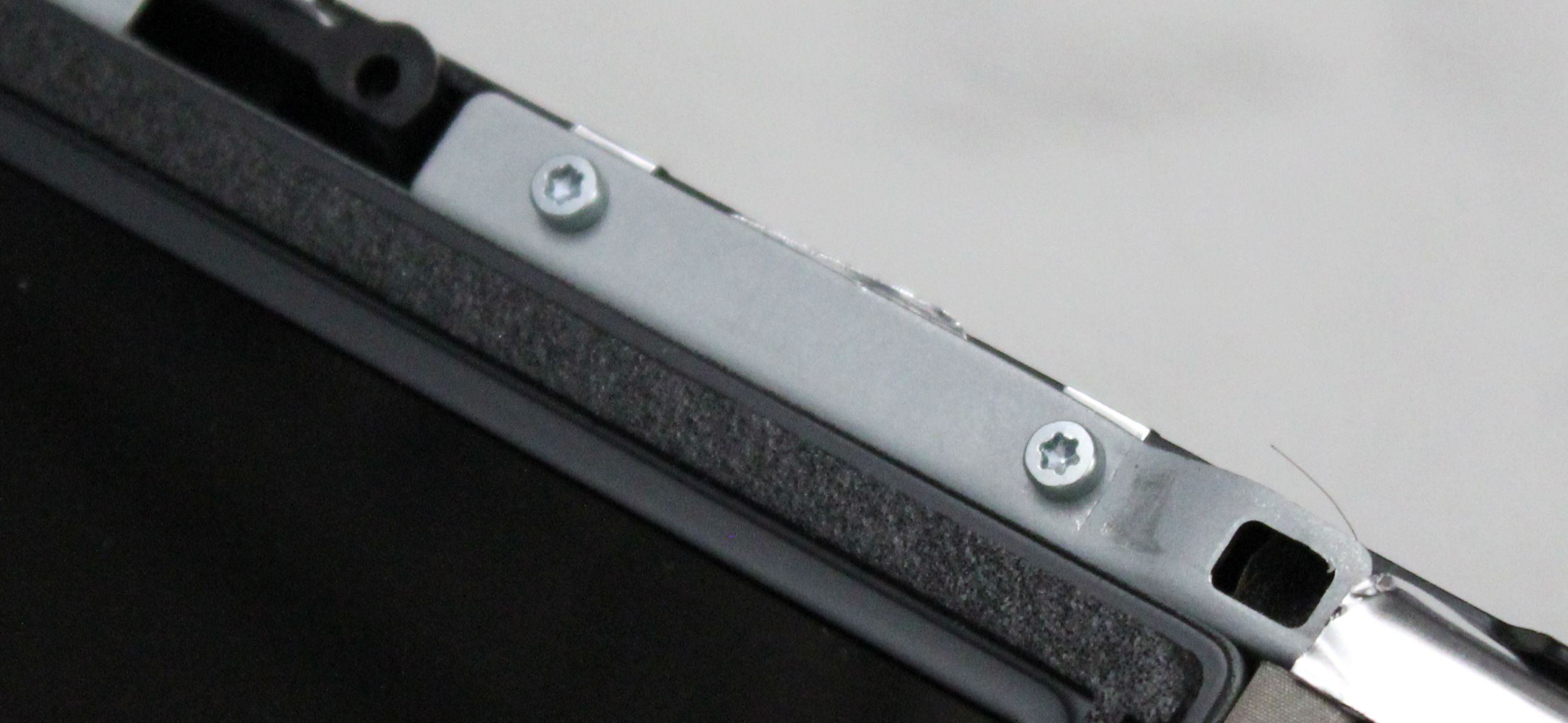 Откручивание винтов по краю дисплея