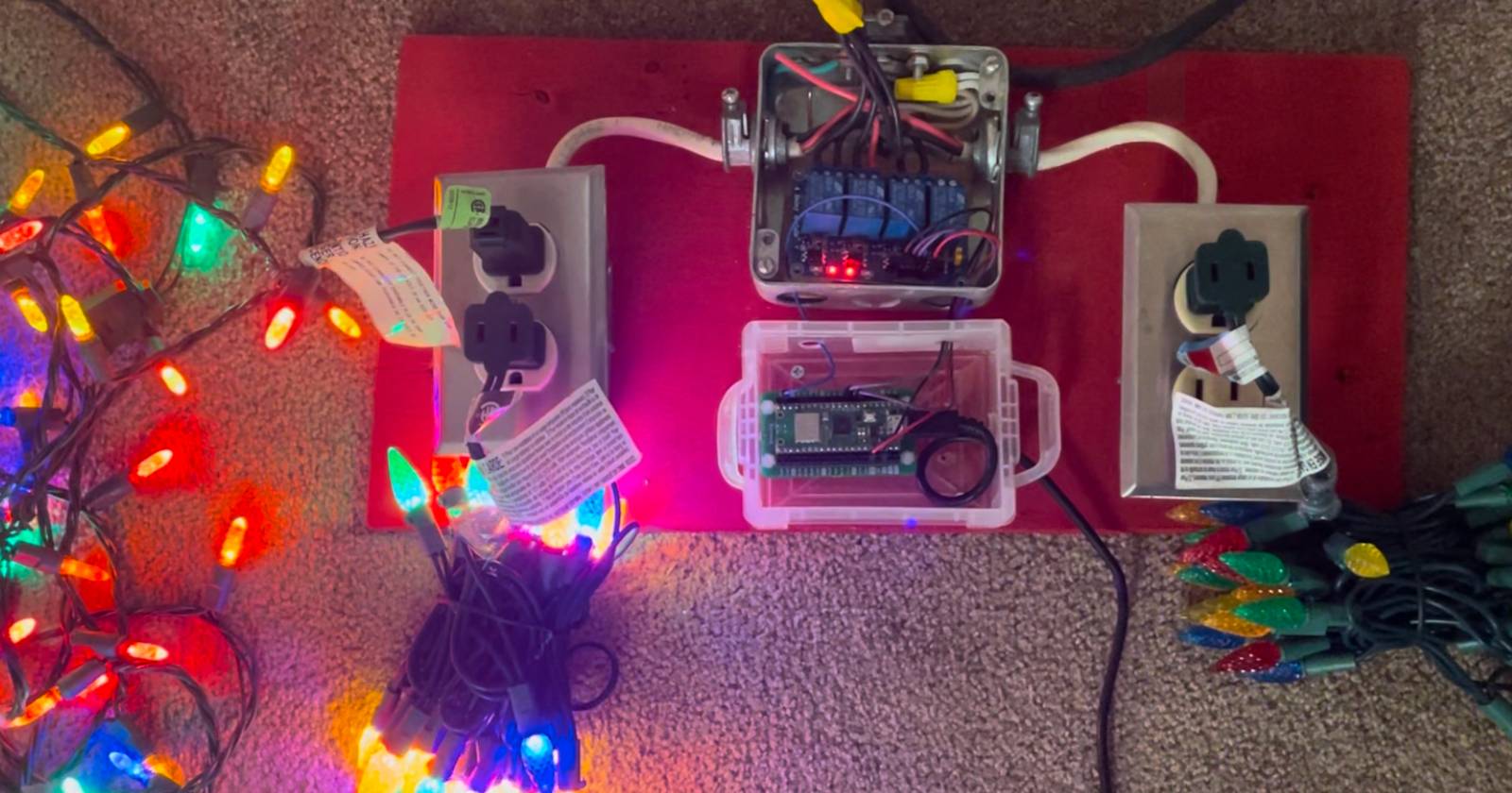 Рождественские гирлянды с Raspberry Pi Pico и реле, подключённые и работающие вместе