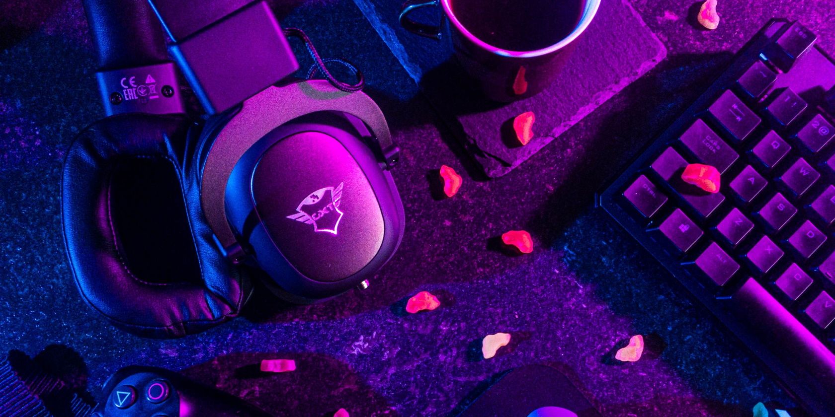 Игровая гарнитура, клавиатура и контроллер на столе
