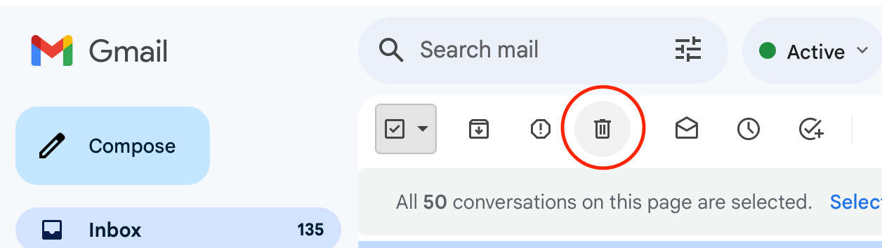 Используйте значок корзины для удаления писем.