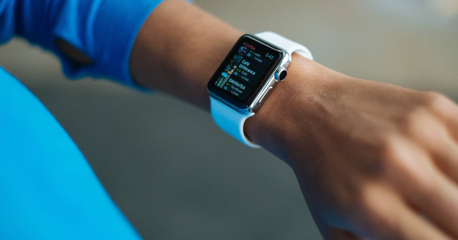 Человек смотрит на Apple Watch