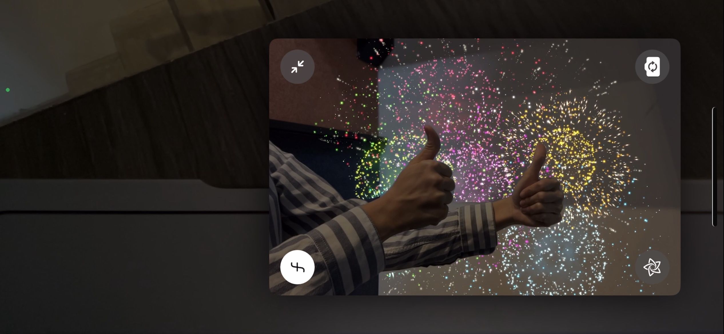 Два поднятых больших пальца запускают красочные фейерверки вокруг пользователя