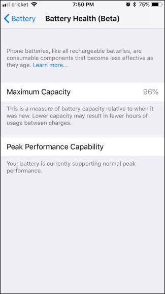 Фото iPhone с открытой вкладкой «Состояние аккумулятора» и графиками использования