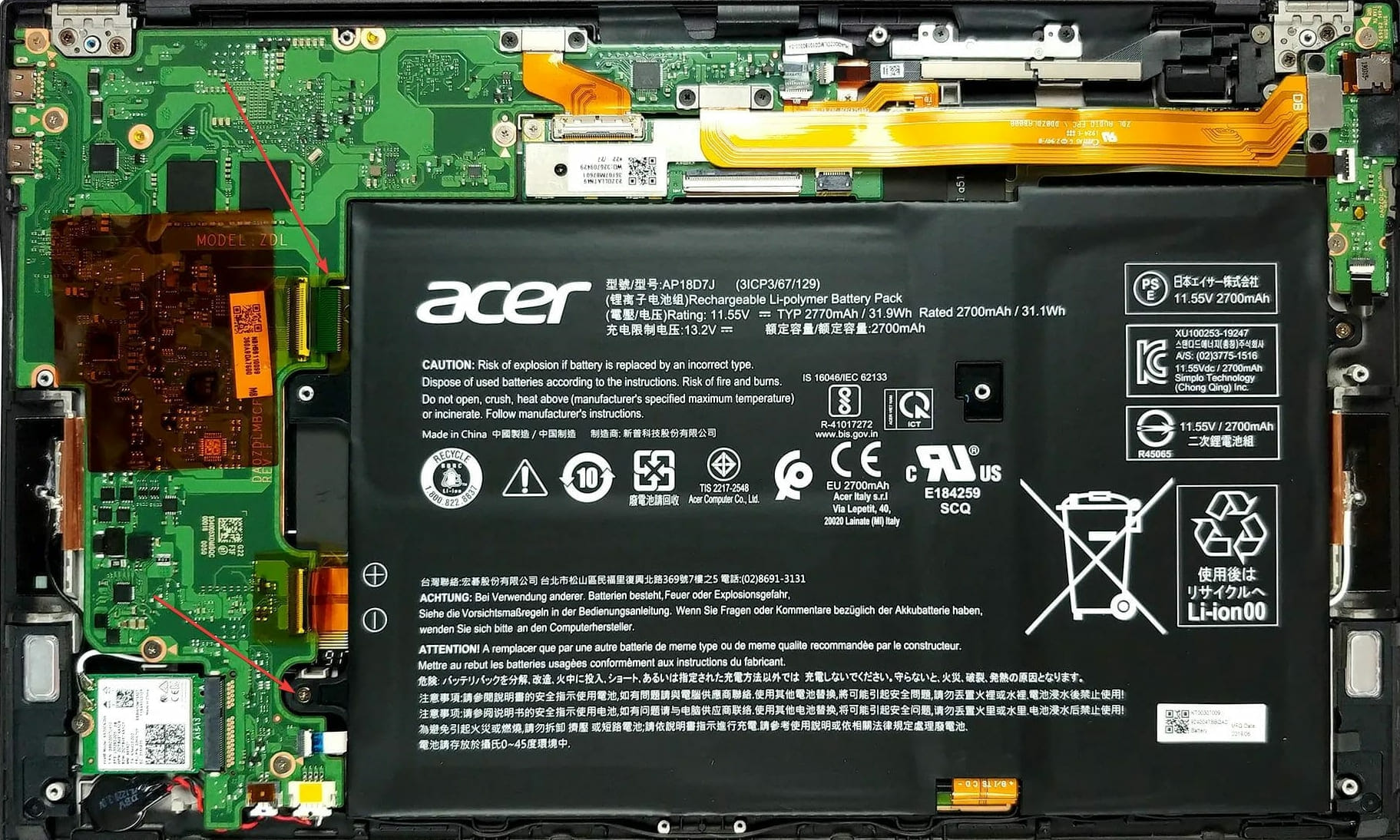 Внутренности Acer Swift 7 — доступ к батарее после снятия крышки.