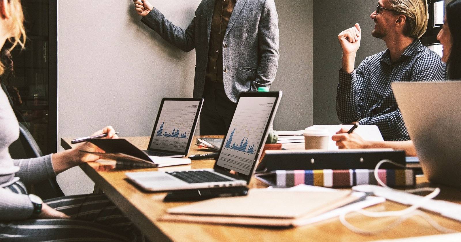 Фотография сотрудников, совместно работающих в переговорной