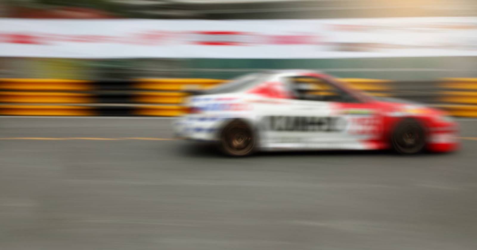 Крупный план интерфейса After Effects с примером клипа для трекинга