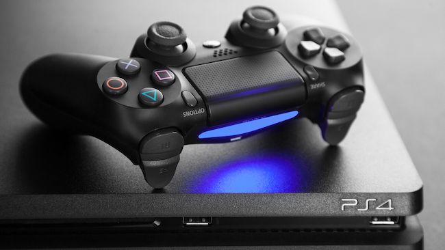 Джойстик DualShock 4 сверху на PlayStation 4