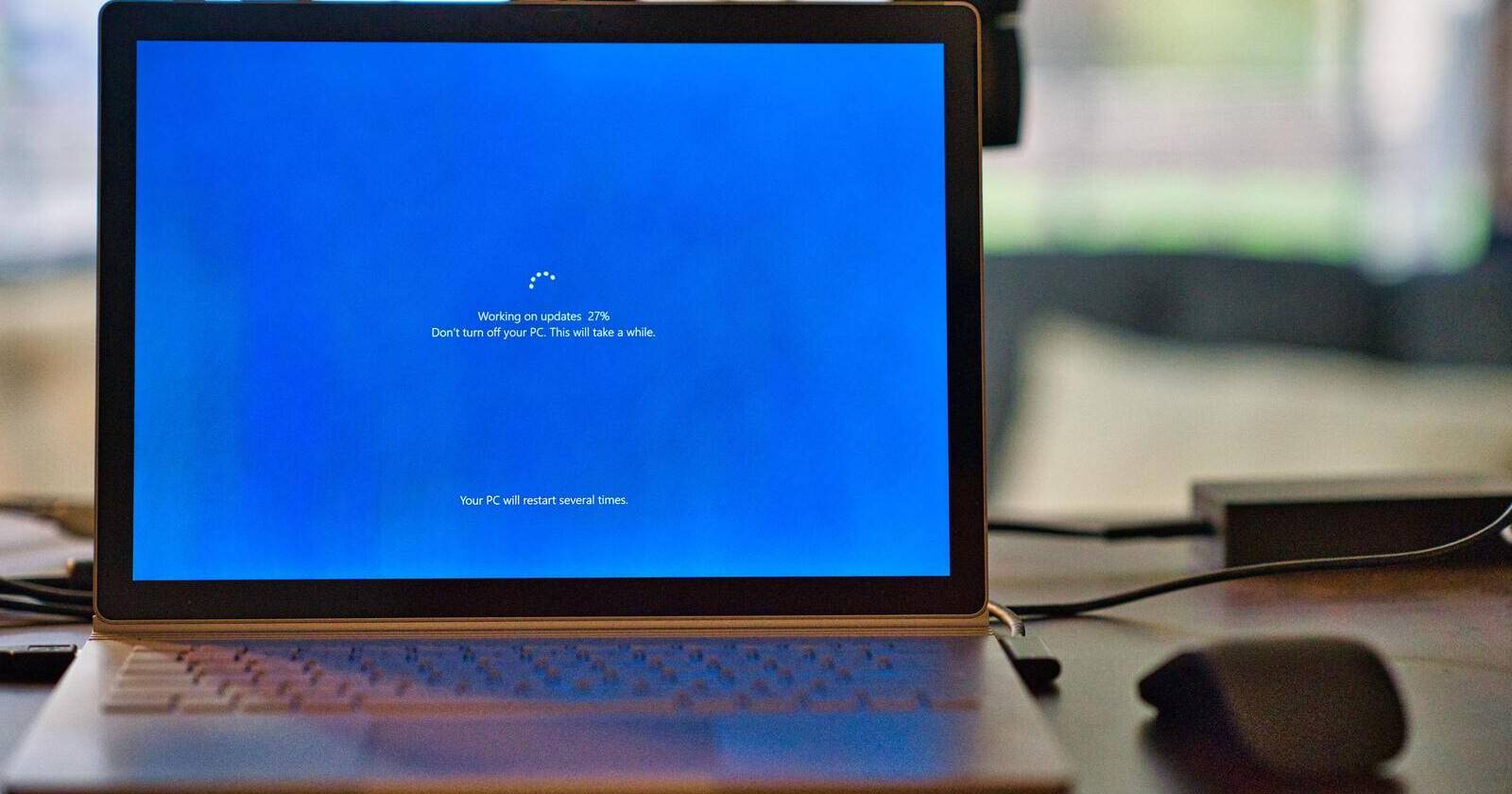 Ноутбук с Windows на столе.
