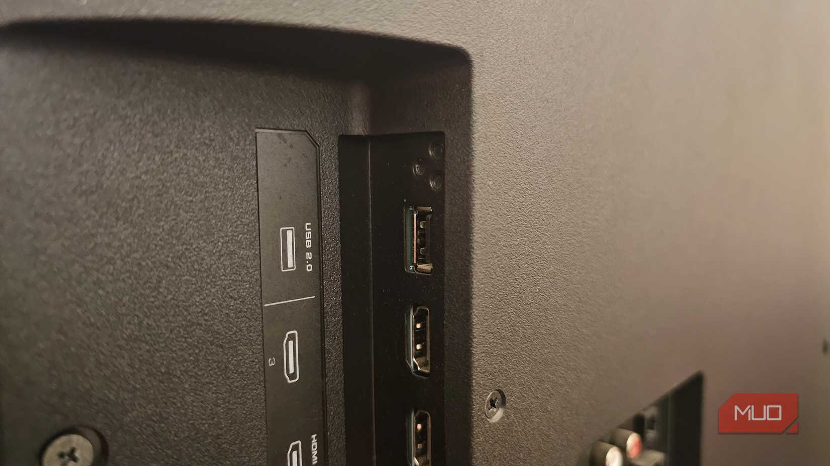 Задняя панель телевизора Vizion с портами USB 2.0 и HDMI