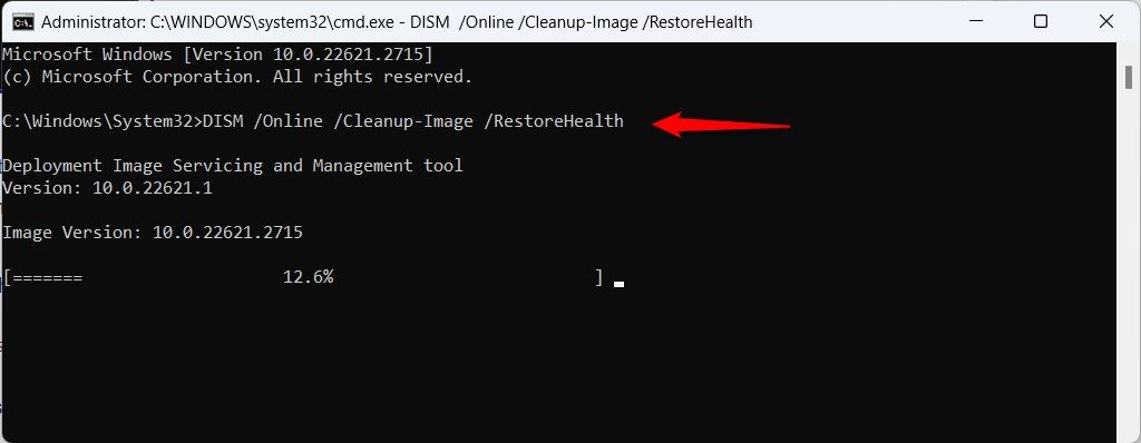 Командная строка Windows 11 с прогрессом DISM.