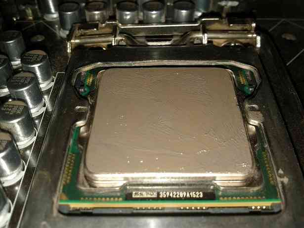 Applicazione della pasta termica sul dissipatore o CPU