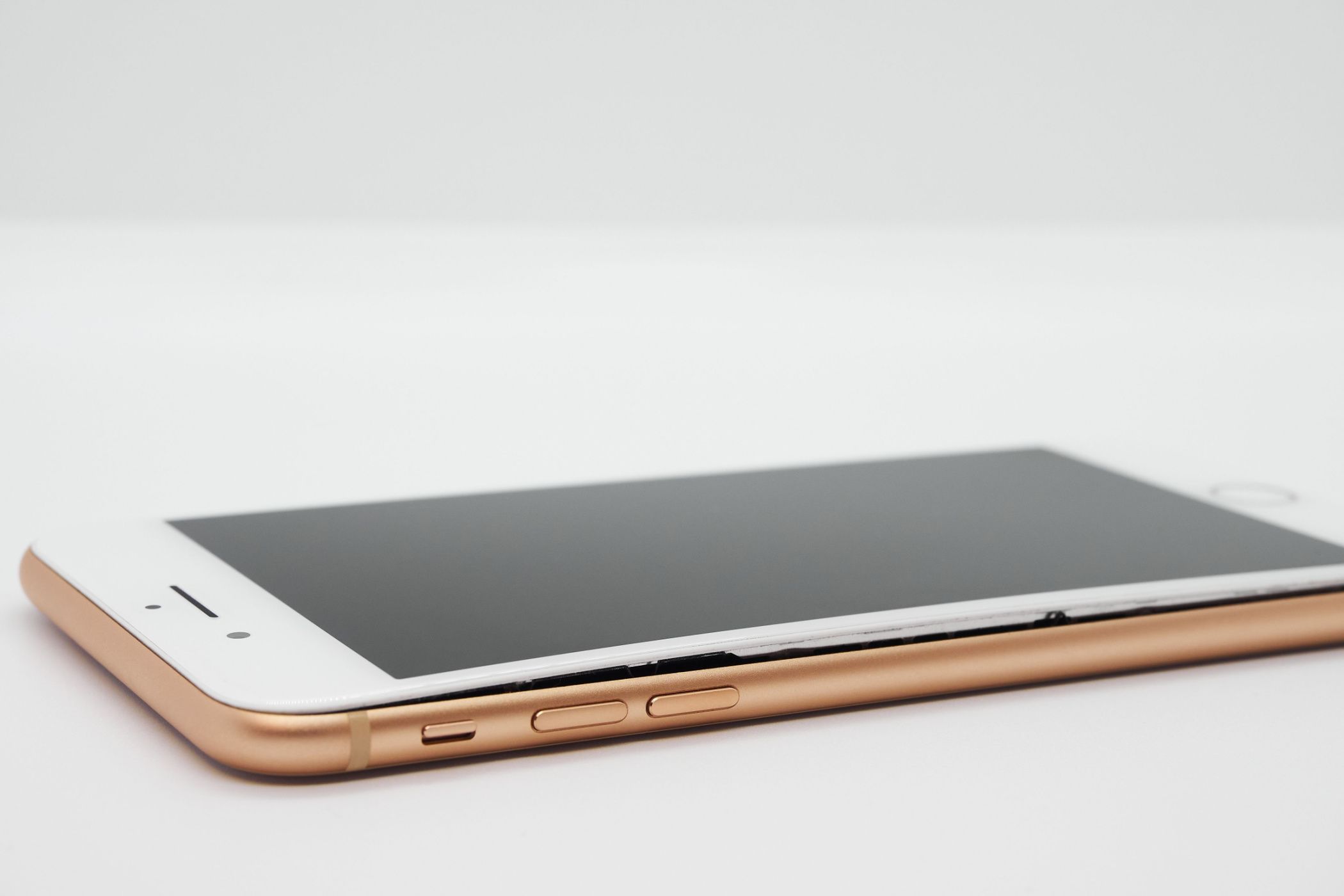 iPhone с явно разбухшим аккумулятором, корпус выгнут.