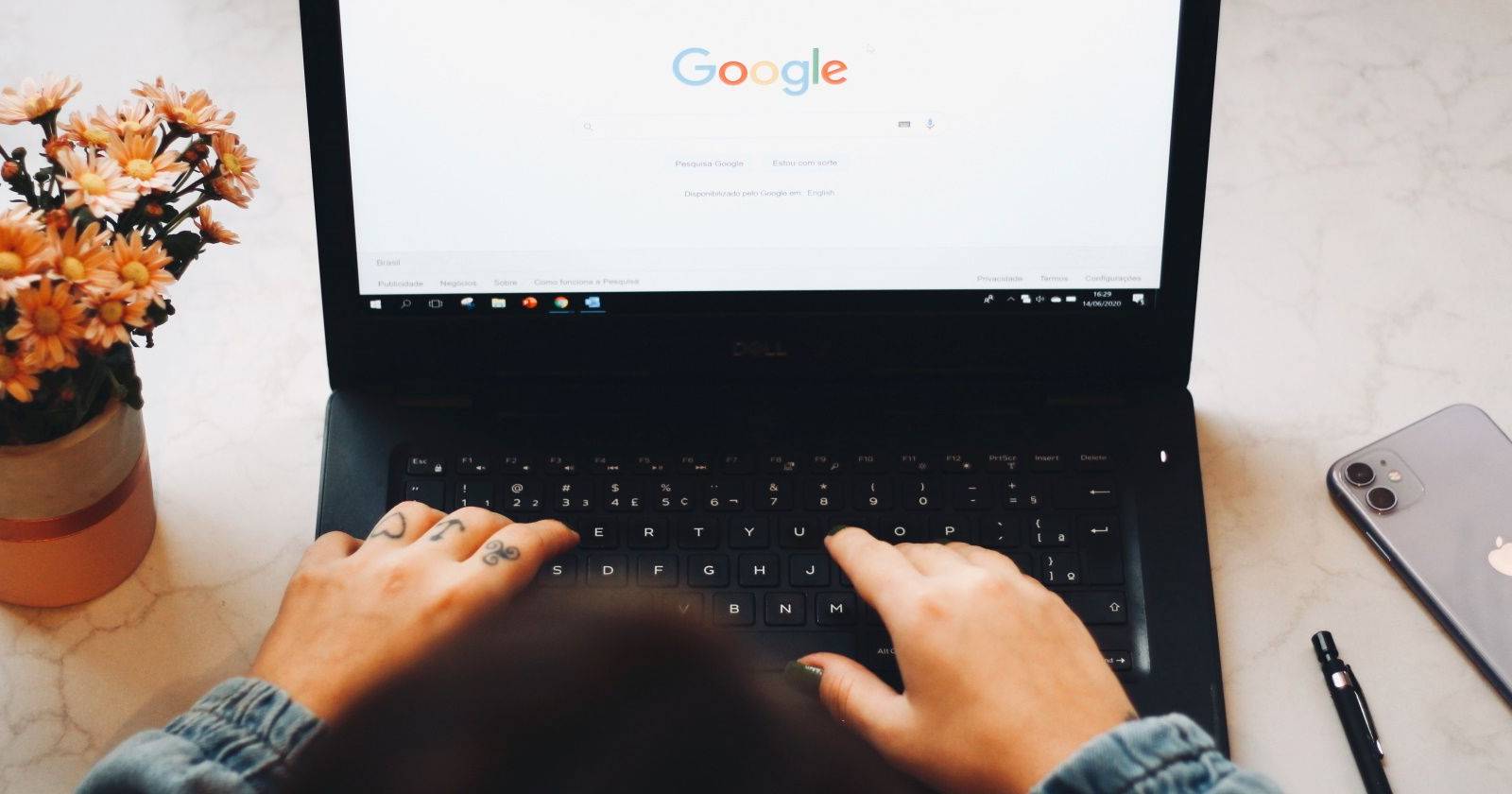 Persona che digita su una tastiera del portatile con Google Chrome aperto