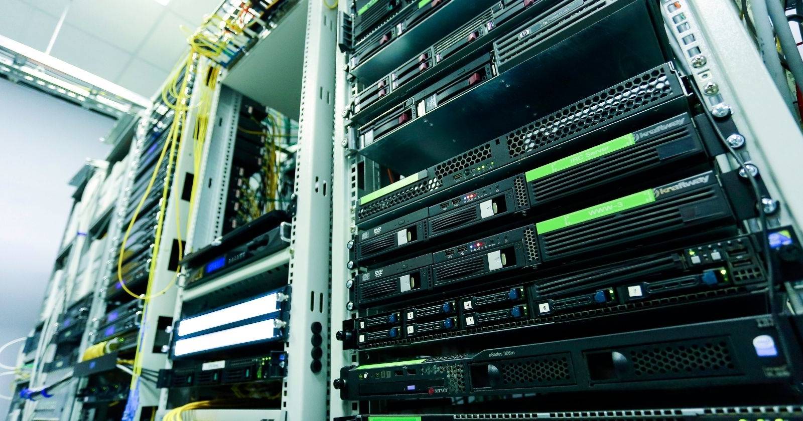 ряд серверных стоек