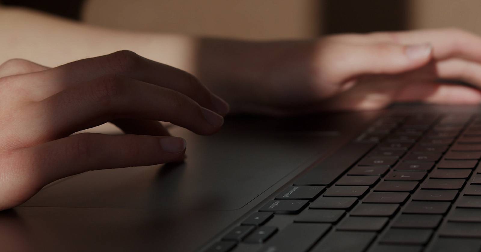 Человек печатает на ноутбуке
