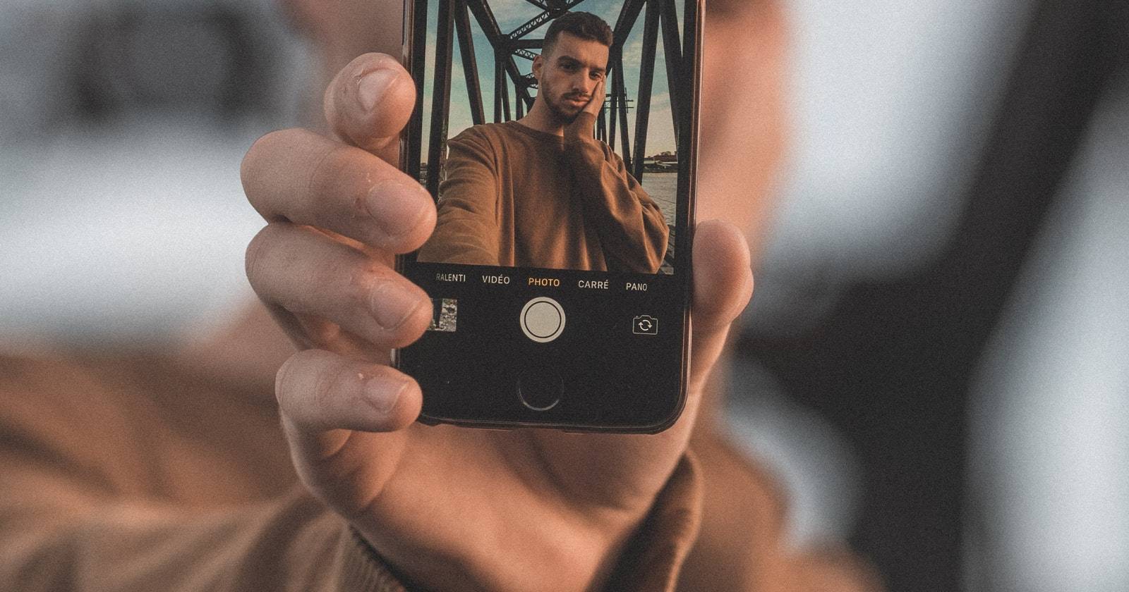 мужчина делает снимок на iPhone