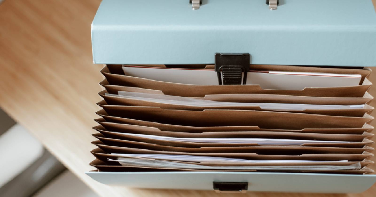 Коробка с папками и листами бумаги, символ архивирования файлов