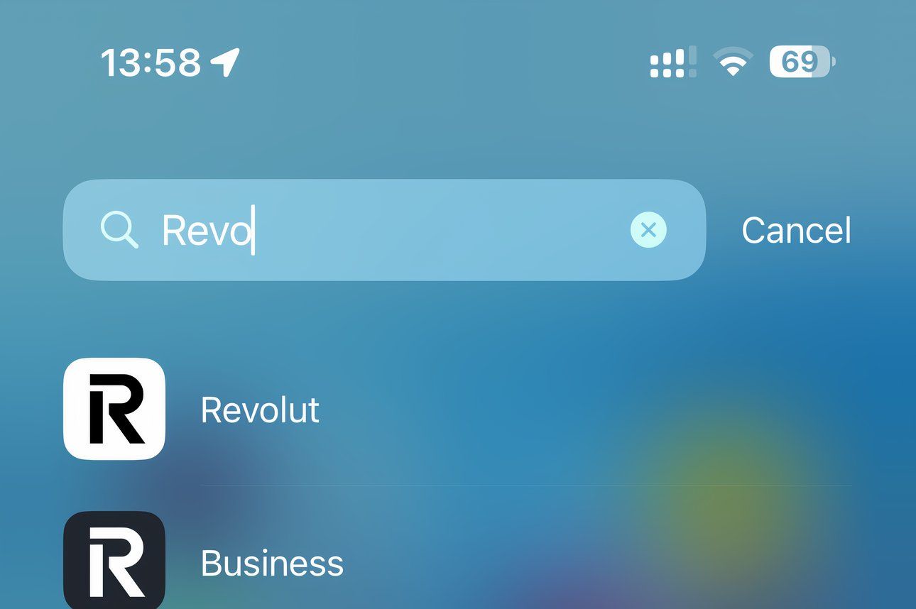 Результаты поиска Spotlight на iPhone с иконками приложений и подписями