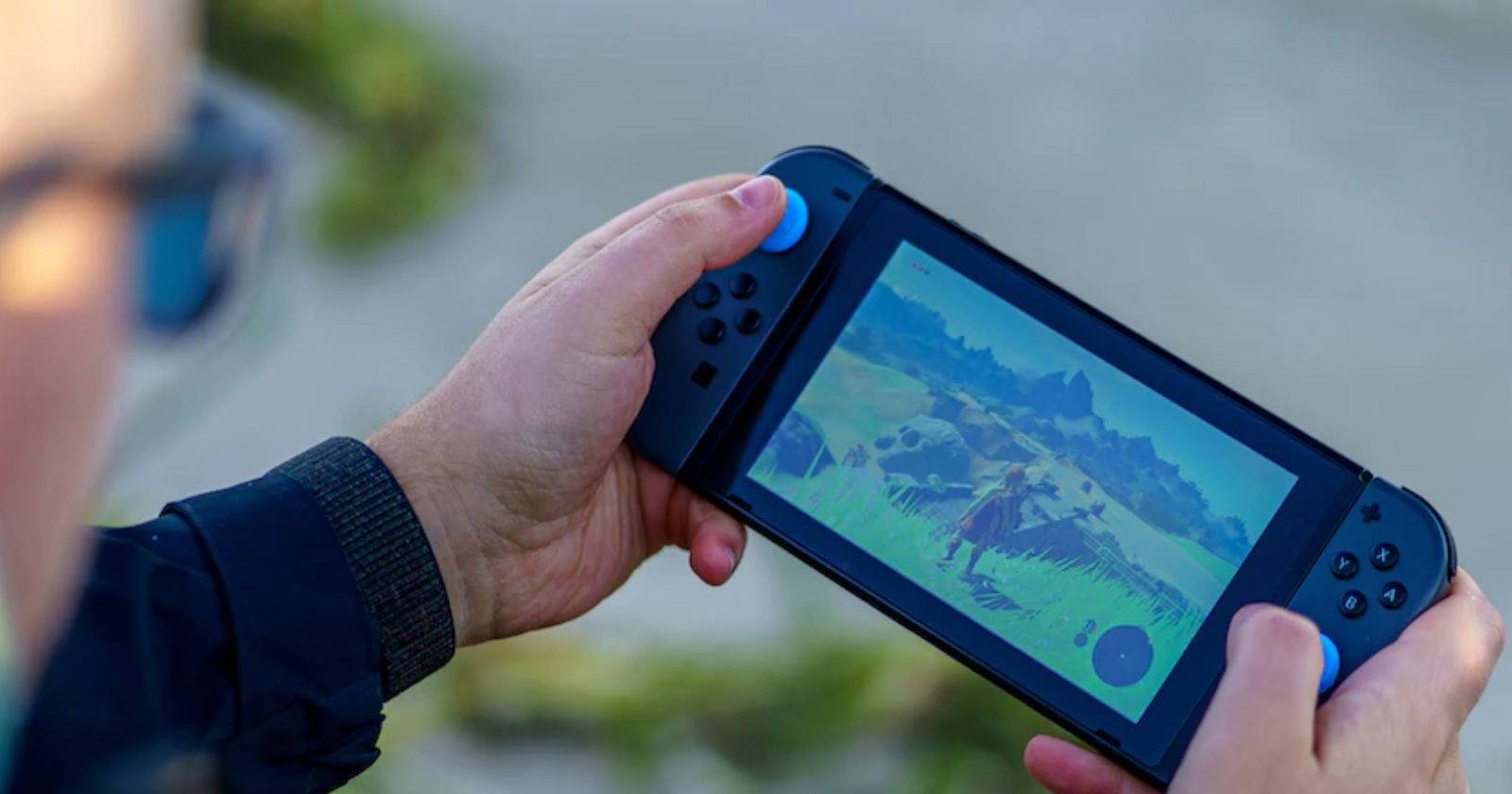 игрок в аркадной игре с джойстиком и пикселями