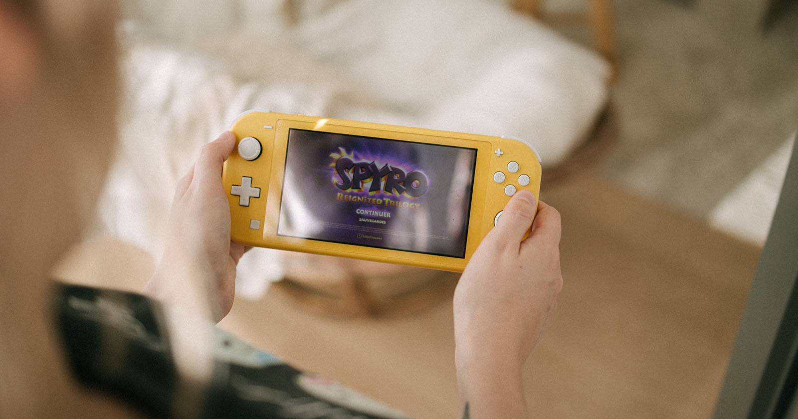 Nintendo Switch Lite с игрой Spyro