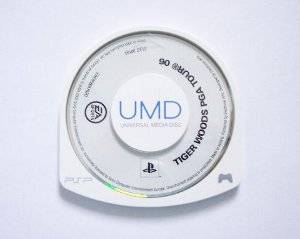 Фотография портативной консоли PSP — вид спереди с включённым экраном