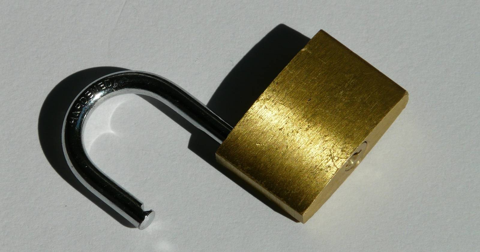 Изображение: смартфон с логотипом Snapchat на экране