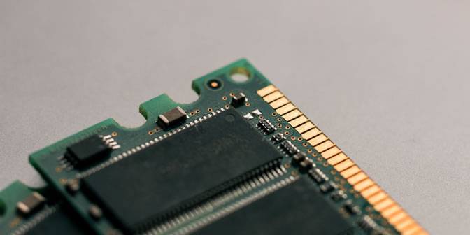 Фронтальный вид корпуса ПК с открытой боковой панелью и видимыми слотами для оперативной памяти