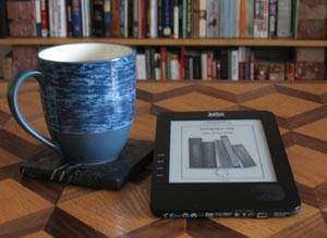 Обложка: электронные книги и ридер на столе