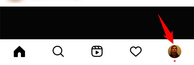 Тапните по иконке профиля в приложении Instagram.