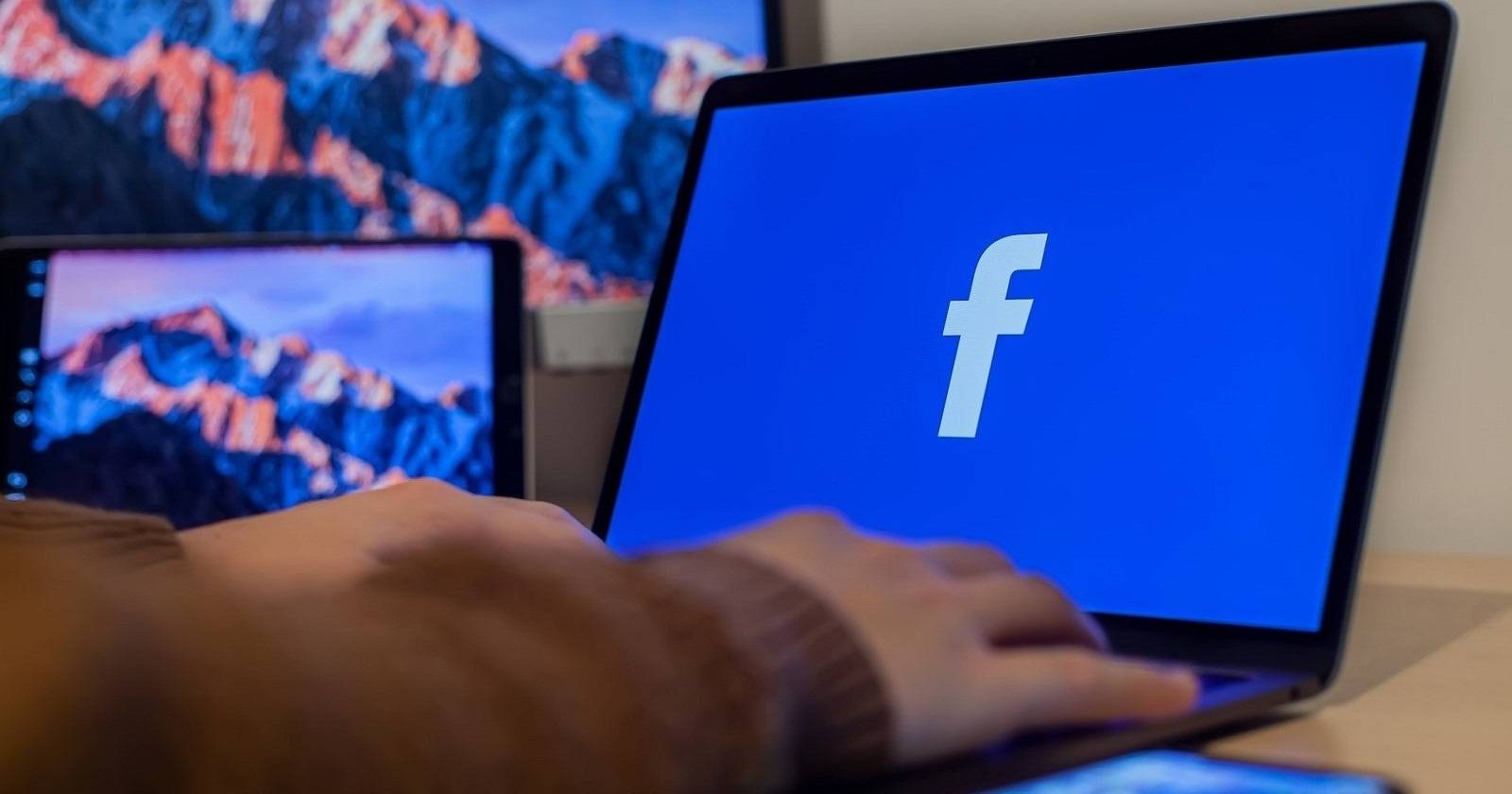 Ноутбук с иконкой Facebook на экране