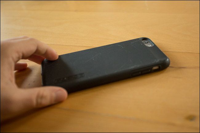 iPhone лицевой стороной вниз на столе
