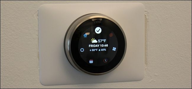 Термостат Nest на стене с выделенным меню