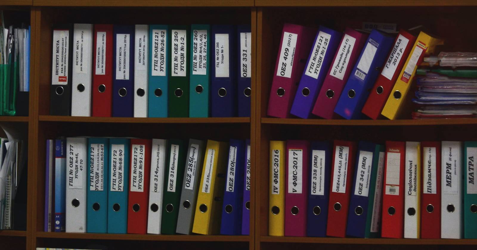 Файлы и папки на книжной полке, иллюстрация файловой структуры