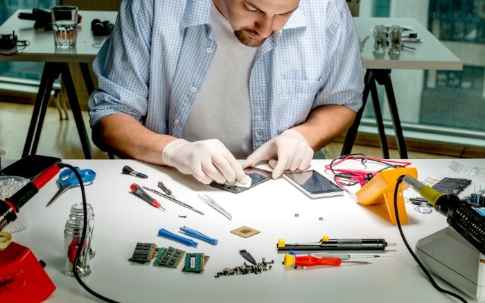 Протирка экрана микрофиброй