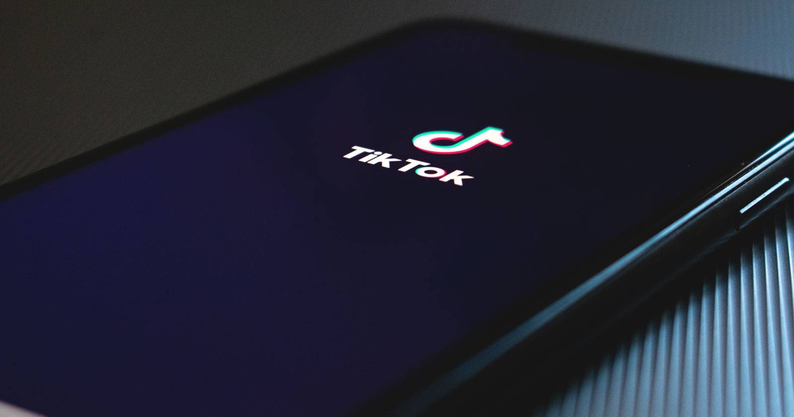 Иллюстрация: экран смартфона с процессом удаления аккаунта TikTok