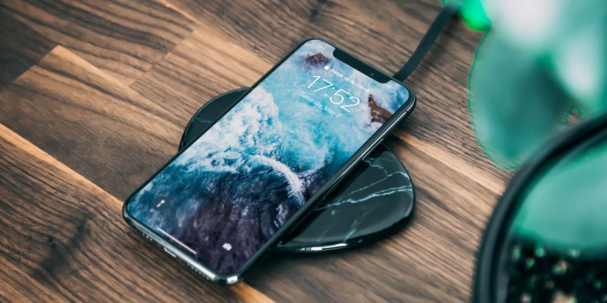 iPhone на беспроводной зарядке на мраморе