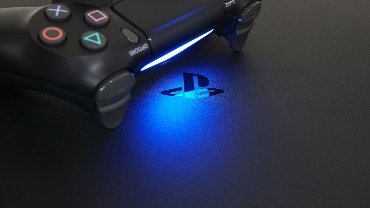 Логотип PlayStation на PS4 в синем свете от контроллера