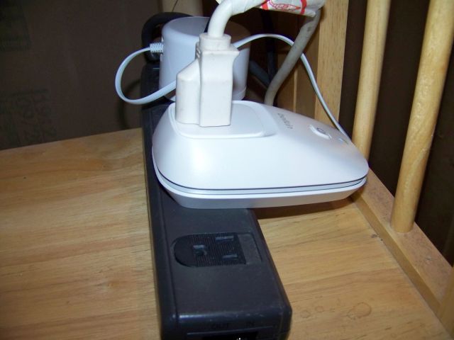 Умная розетка WeMo в сетевой розетке с подключённым прибором