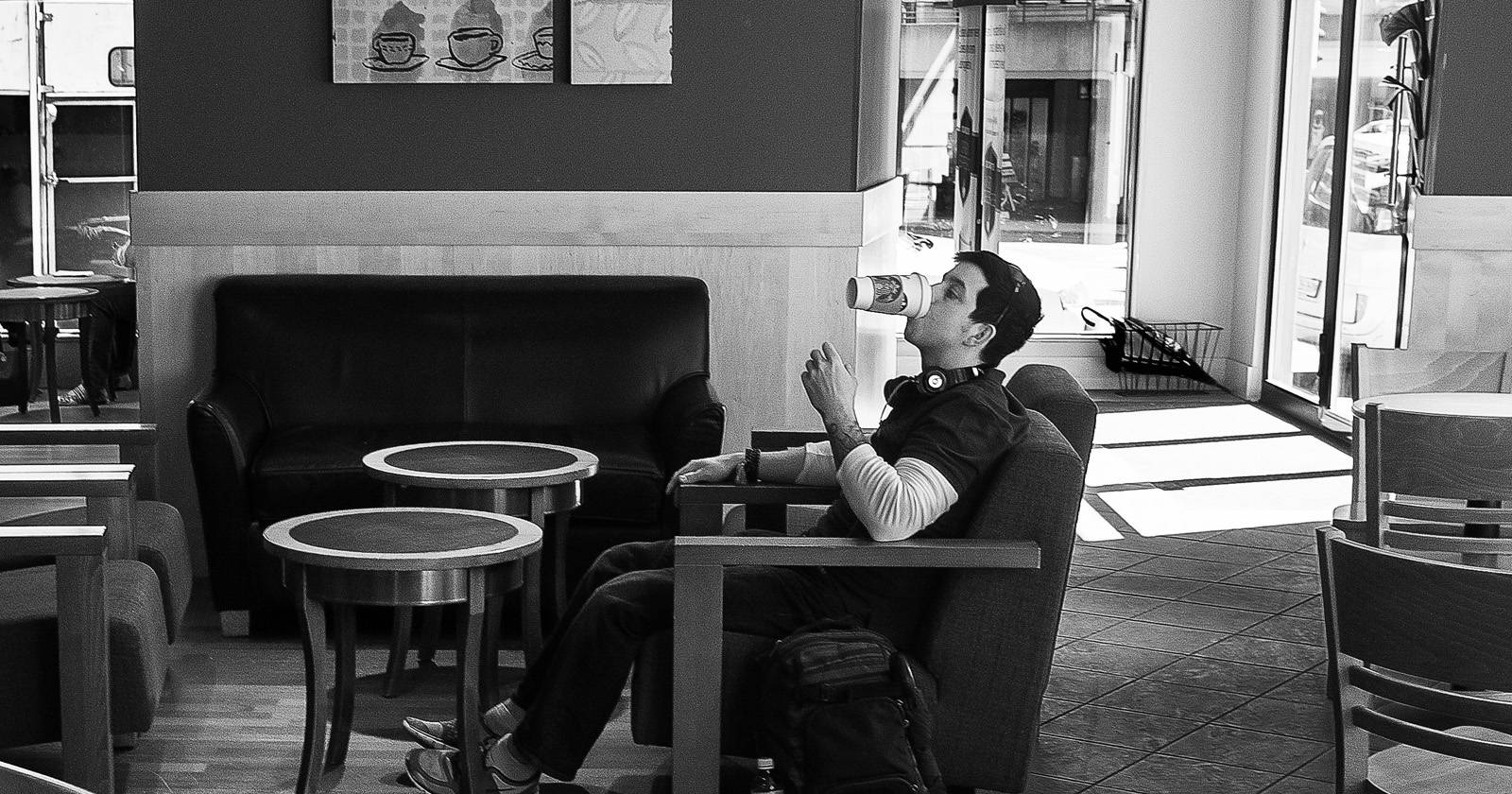 люди работают в кафе за ноутбуками и гаджетами