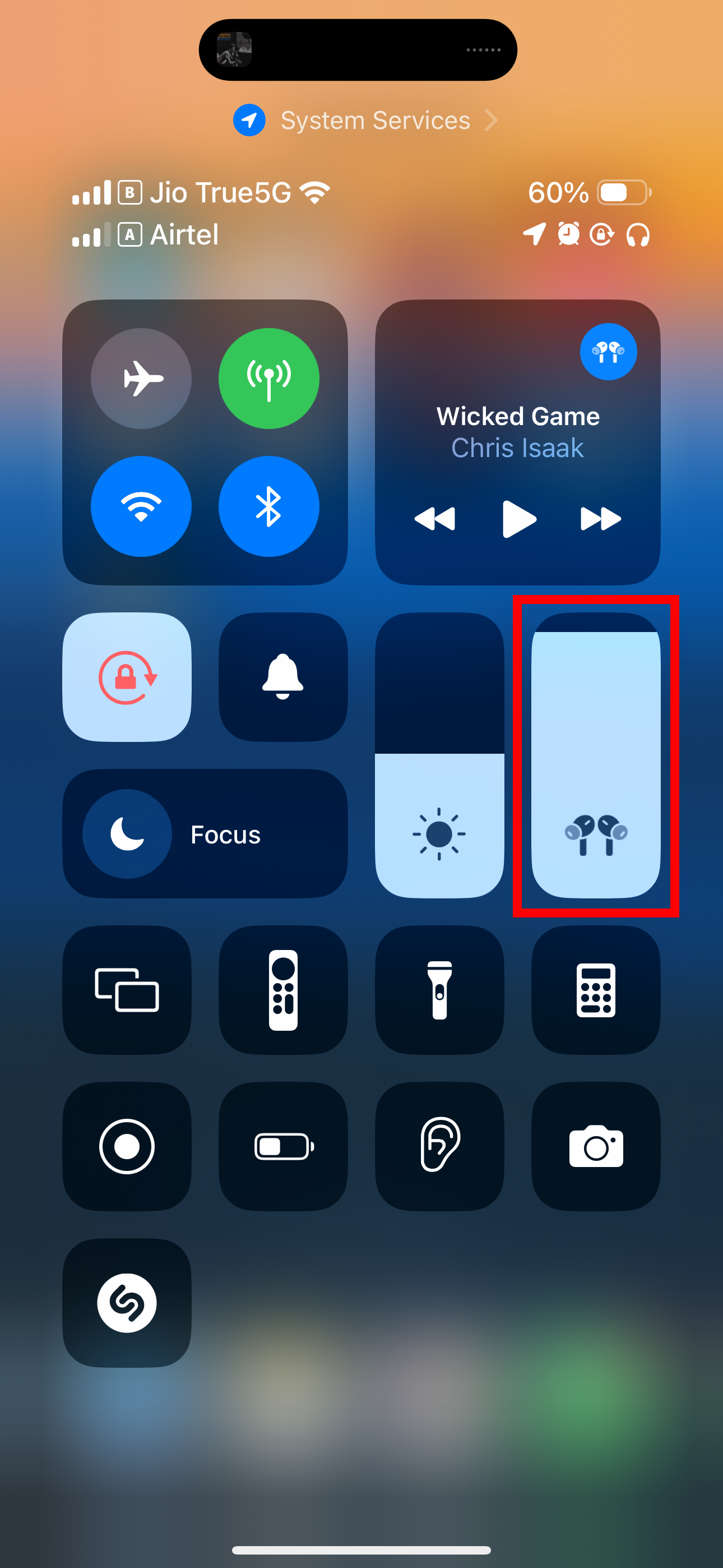 Пункт управления iOS с выделенным ползунком громкости