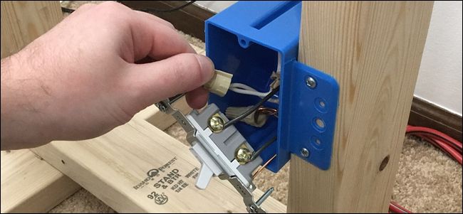 Фото подготовленных проводов с загнутыми концами для крепления на винтах