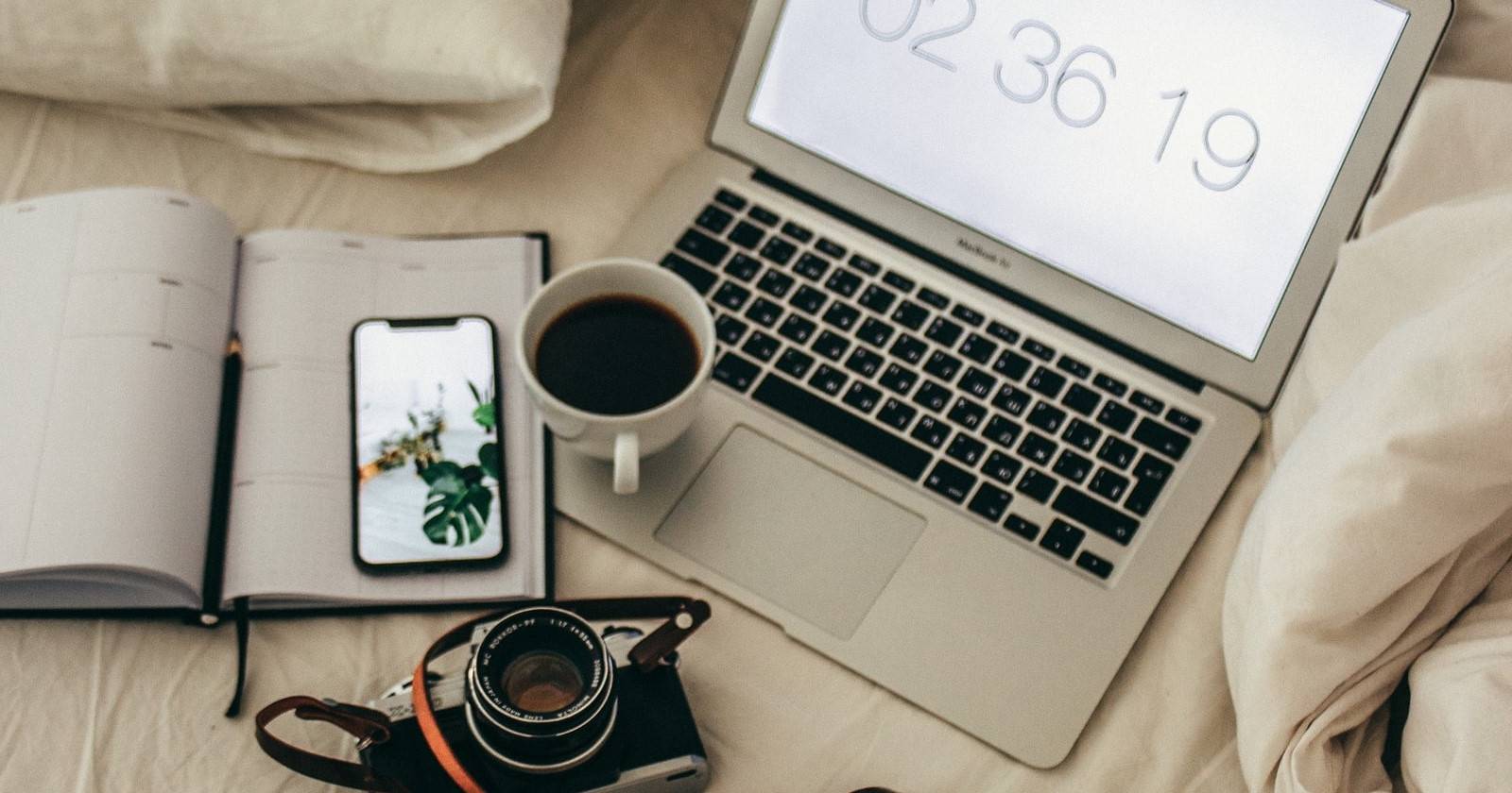 часы будильника на фоне рабочего стола